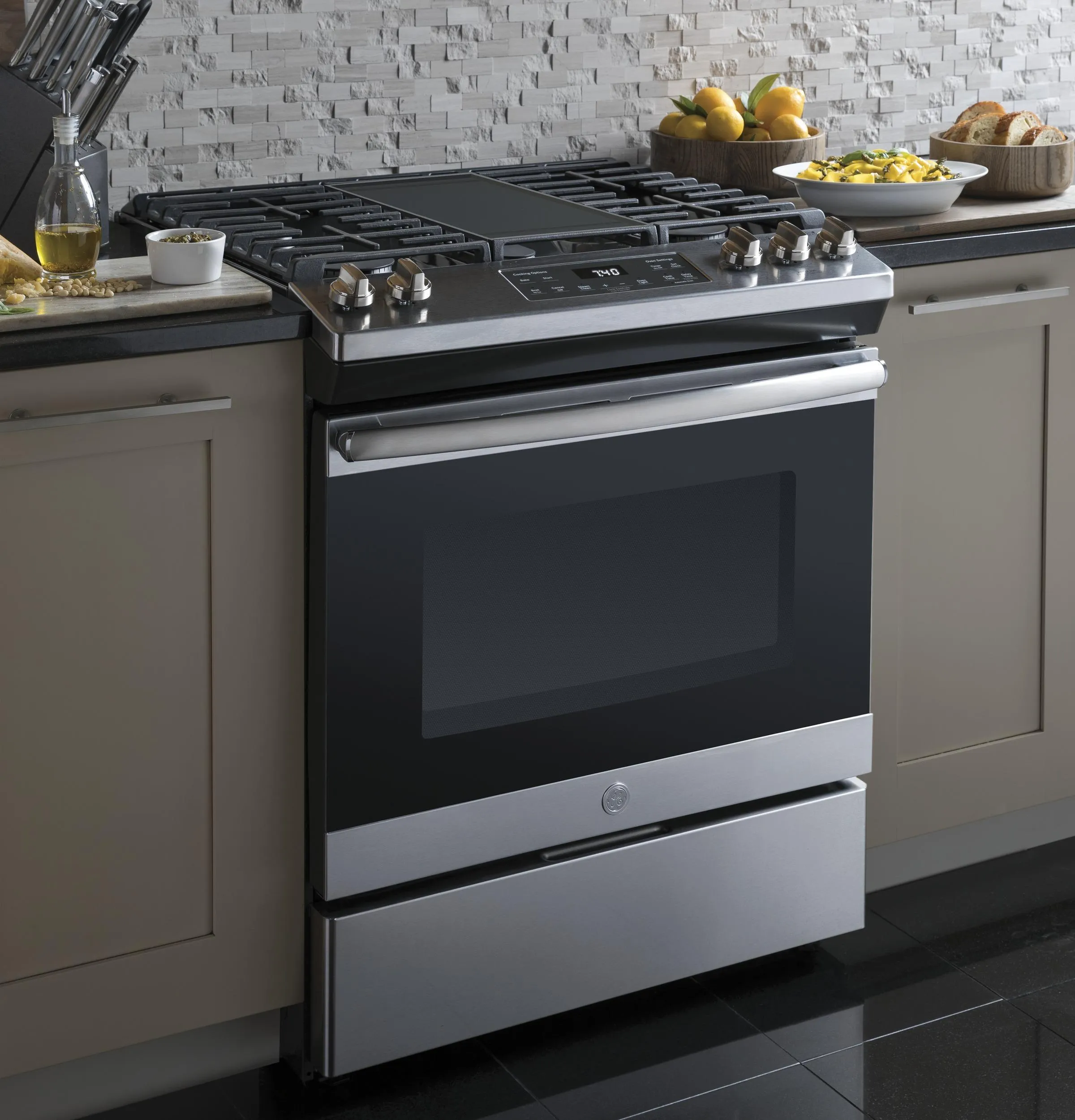 JGSS66SELSS GE® 30" Slide-In Front Control Gas Range